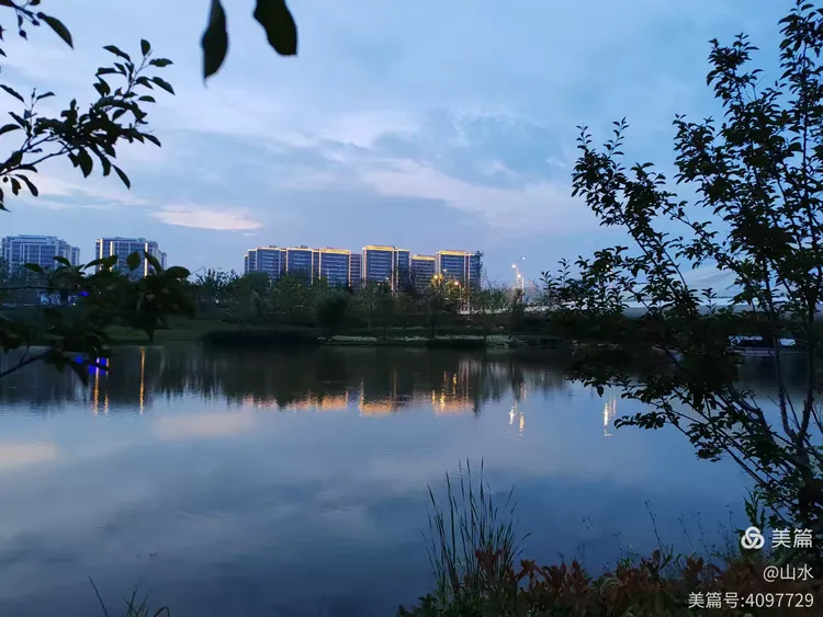 黄昏下的张村河